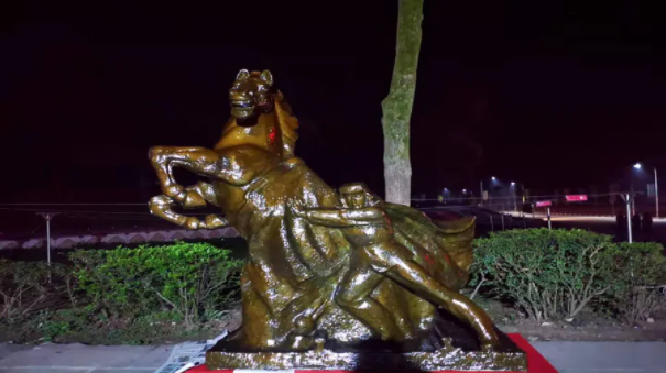 【HEF党建小课堂100讲】第五十三讲:被塑造的“完美军人”?他舍身推开惊马救下500多人!(图5) 【HEF党建小课堂100讲】第五十三讲:被塑造的“完美军人”?他舍身推开惊马救下500多人!(图5)