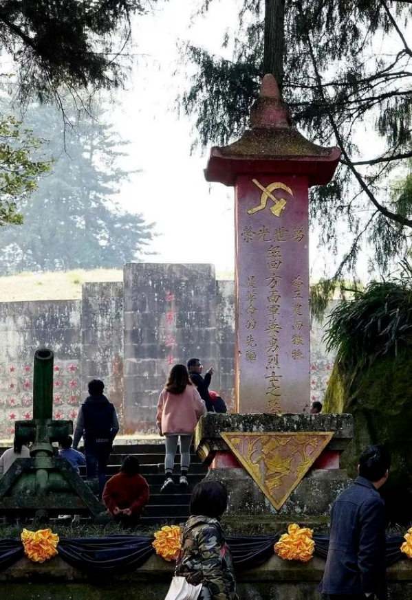 【HEF党建小课堂100讲】第七十三讲：这块红军墓碑上的党徽为什么倒悬？(图2)