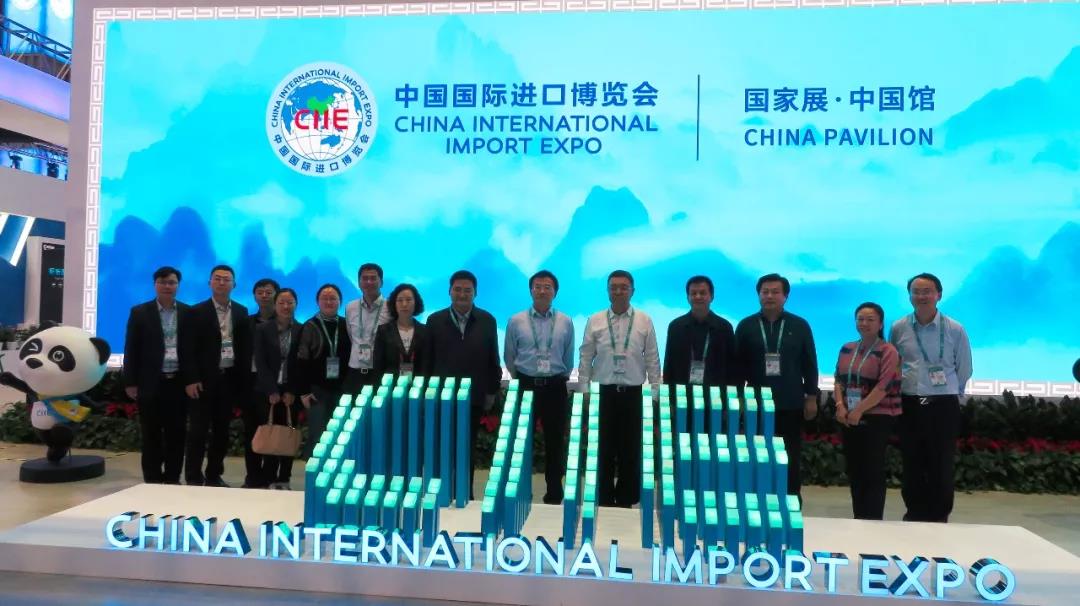 紧跟习大大脚步，联合会陪同朝阳区政府领导参观进博会国家馆(图2)