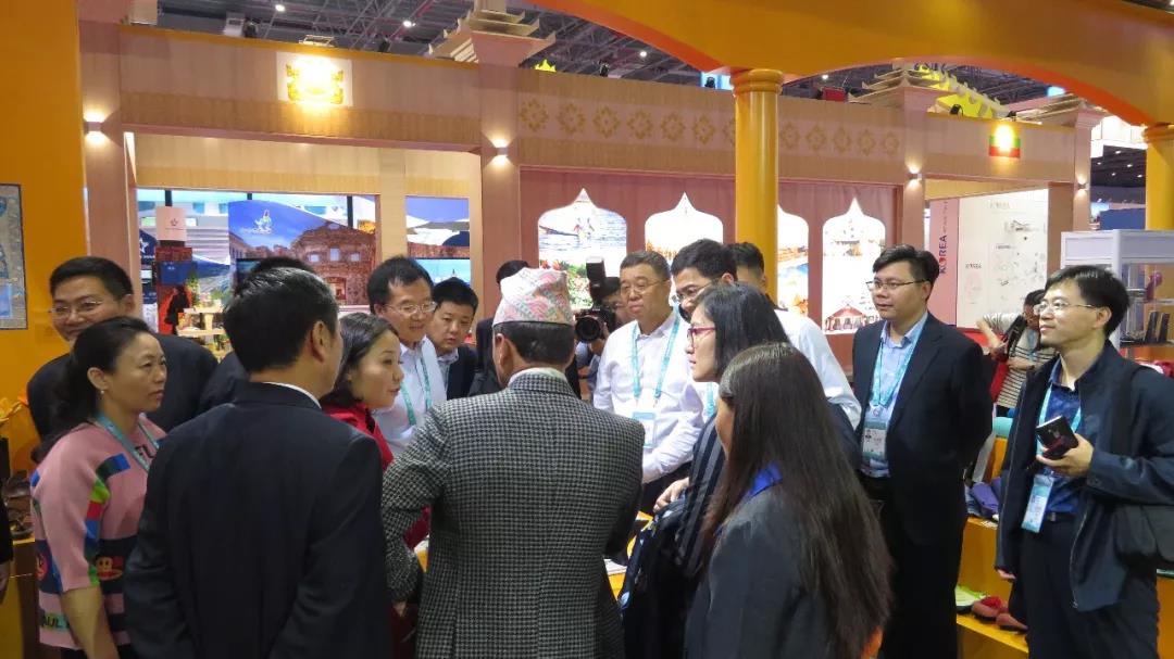 紧跟习大大脚步，联合会陪同朝阳区政府领导参观进博会国家馆(图3)