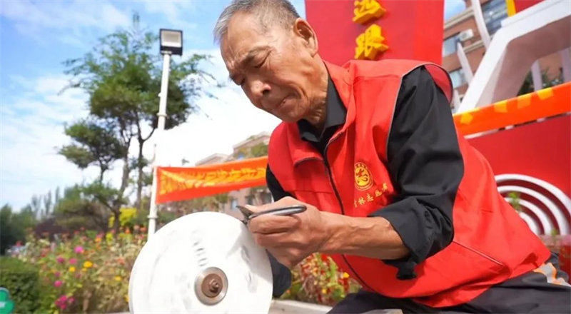 先锋模范 | 范恩武：七旬“全能型”老人学雷锋 服务群众不止步(图1)