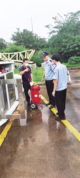 先锋模范 | 群众的事他一一记在心里——追记海口市公安局因公牺牲民警陈勇(图1)