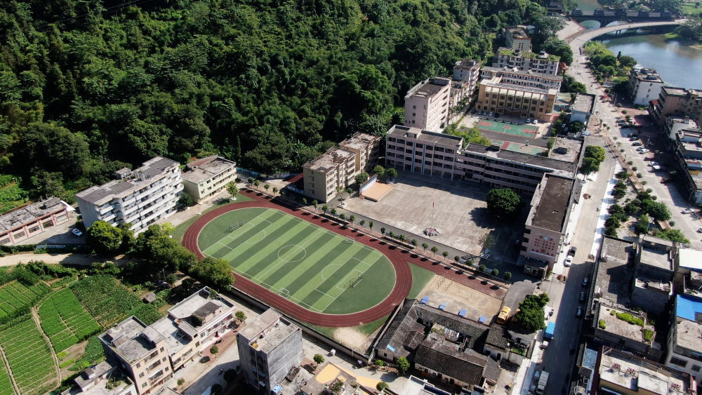 先锋模范 | 15年坚守，她让山区学校响起瑶鼓与歌声(图2)
