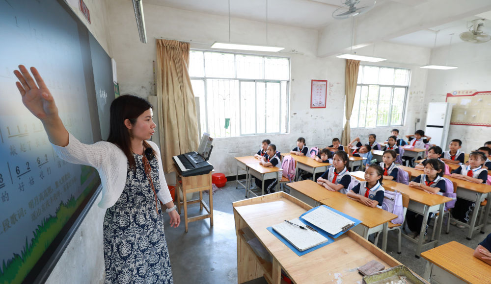 先锋模范 | 15年坚守，她让山区学校响起瑶鼓与歌声(图1)