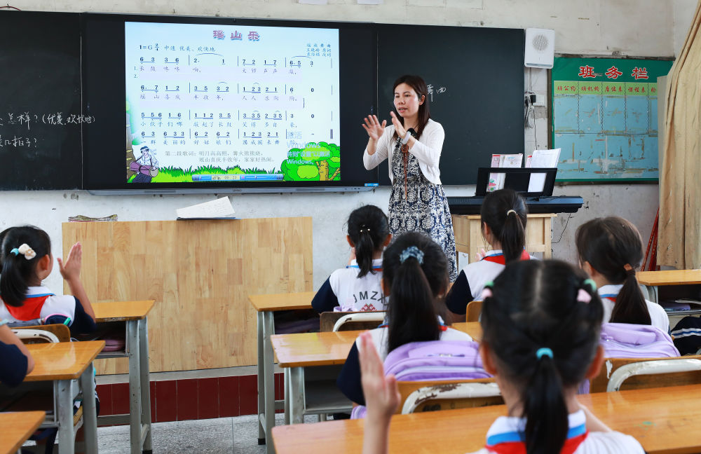 先锋模范 | 15年坚守，她让山区学校响起瑶鼓与歌声(图3)
