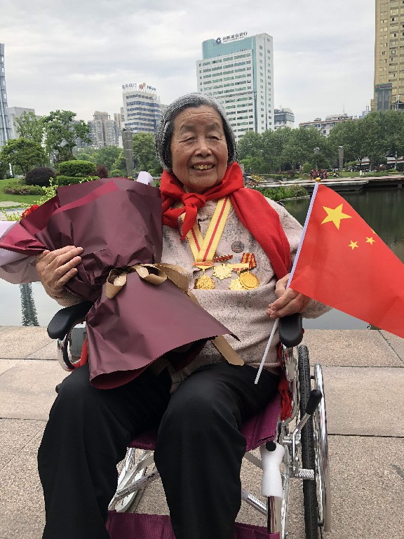 先锋模范 | 身经百战的女英雄杨寿兰: 南征北战不惧艰险 岁月静好感念党恩(图5) 先锋模范 | 身经百战的女英雄杨寿兰: 南征北战不惧艰险 岁月静好感念党恩(图5)