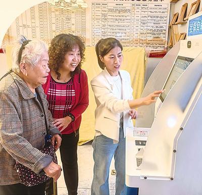先锋模范 | 700多位社区老人的“亲闺女”(图1)